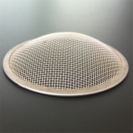 A wire mesh disc has upward salient arc surface.