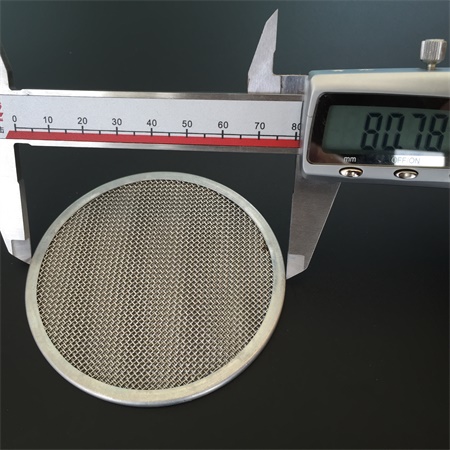 The diameter of the multi-layer mesh disc is measured by a callipers.